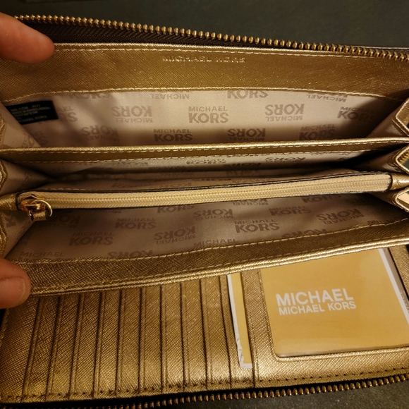 MK bag and wristlet - Picture 2 of 6